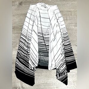 ❤️3/$15❤️Chico’s Stripe Vest Size 1 (Medium)